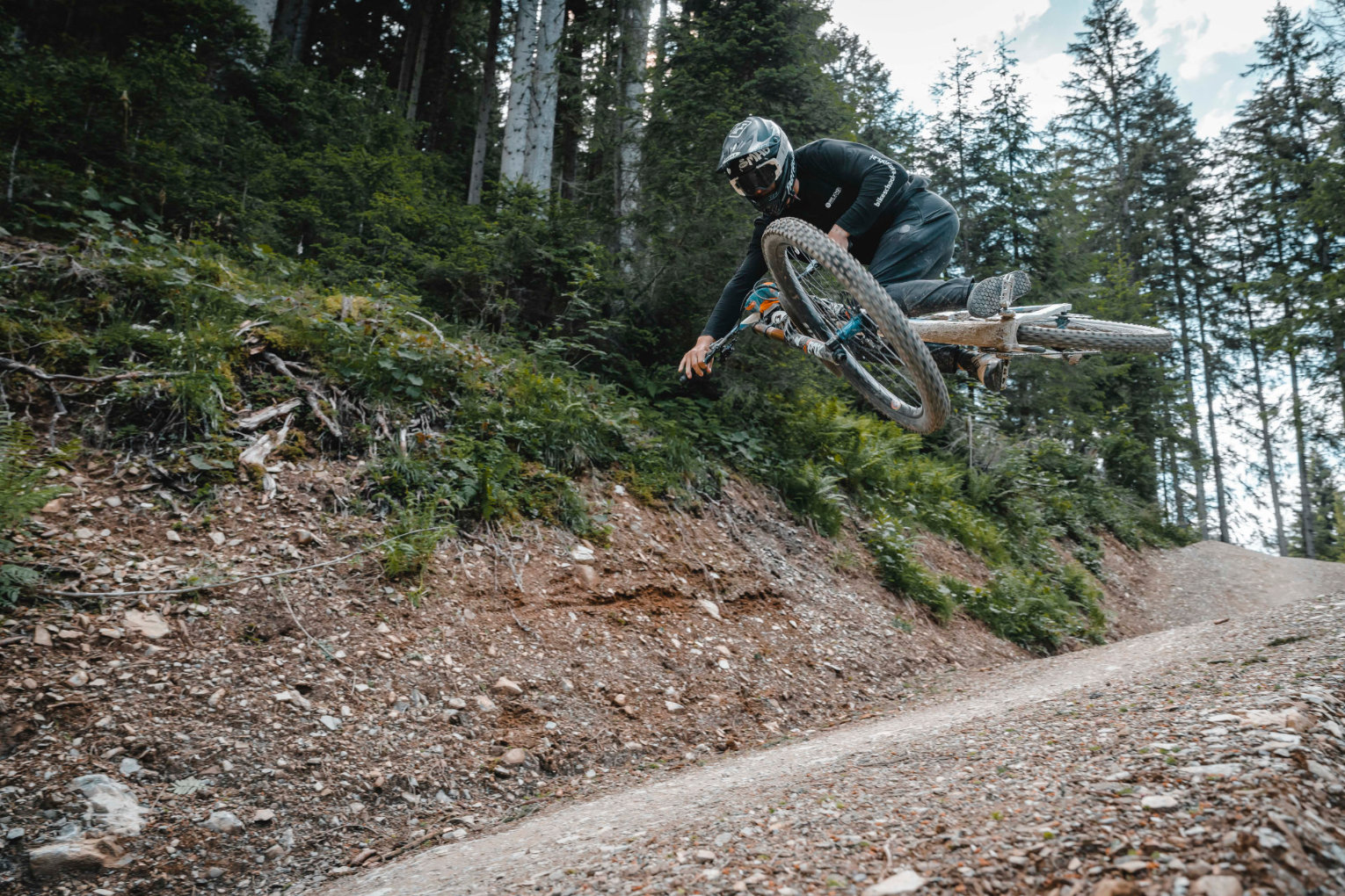 downhill-training-in-the-epic-bike-park-leogang