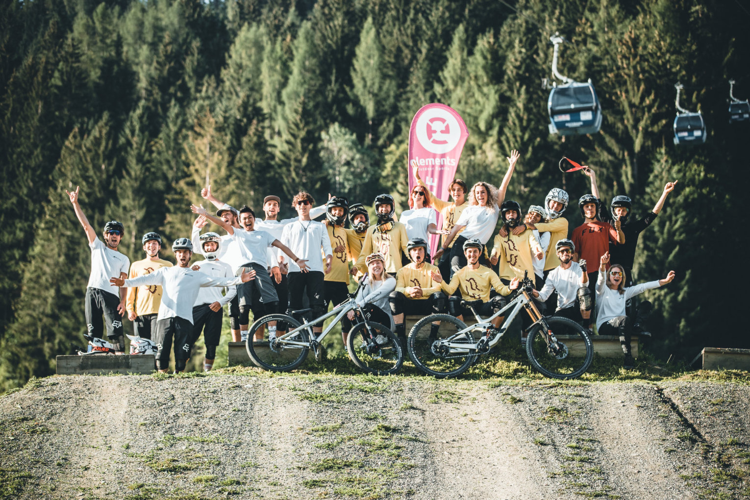 das-elements-team-freut-sich-auf-dich